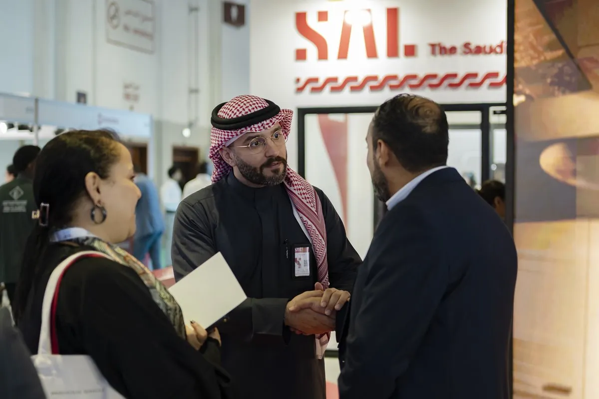 Breakbulk Middle East attendees networking with project cargo and logistics professionals
