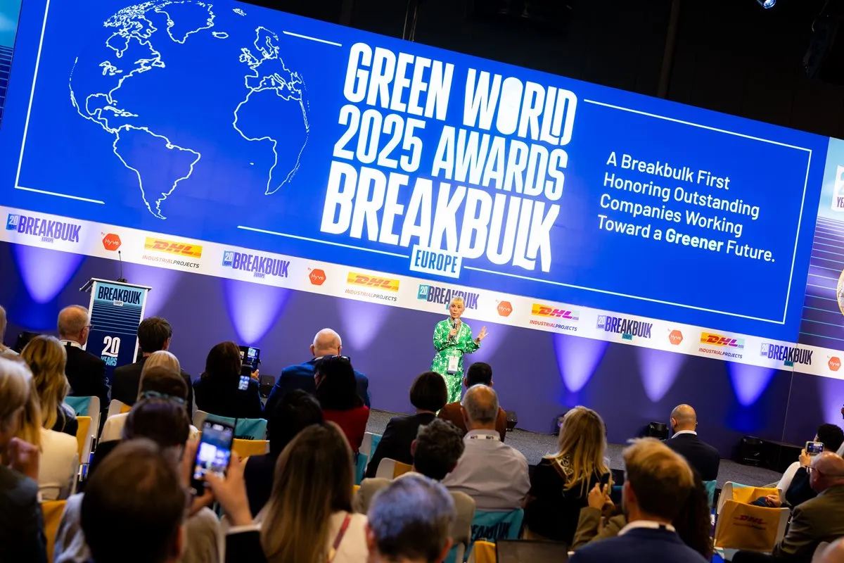 Green World 2025 Awards ceremony on stage at Breakbulk Europe.